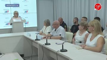Сегодня в Избирательной комиссии Запорожской области зарегистрированным кандидатам в депутаты вручили удостоверения установленного образца