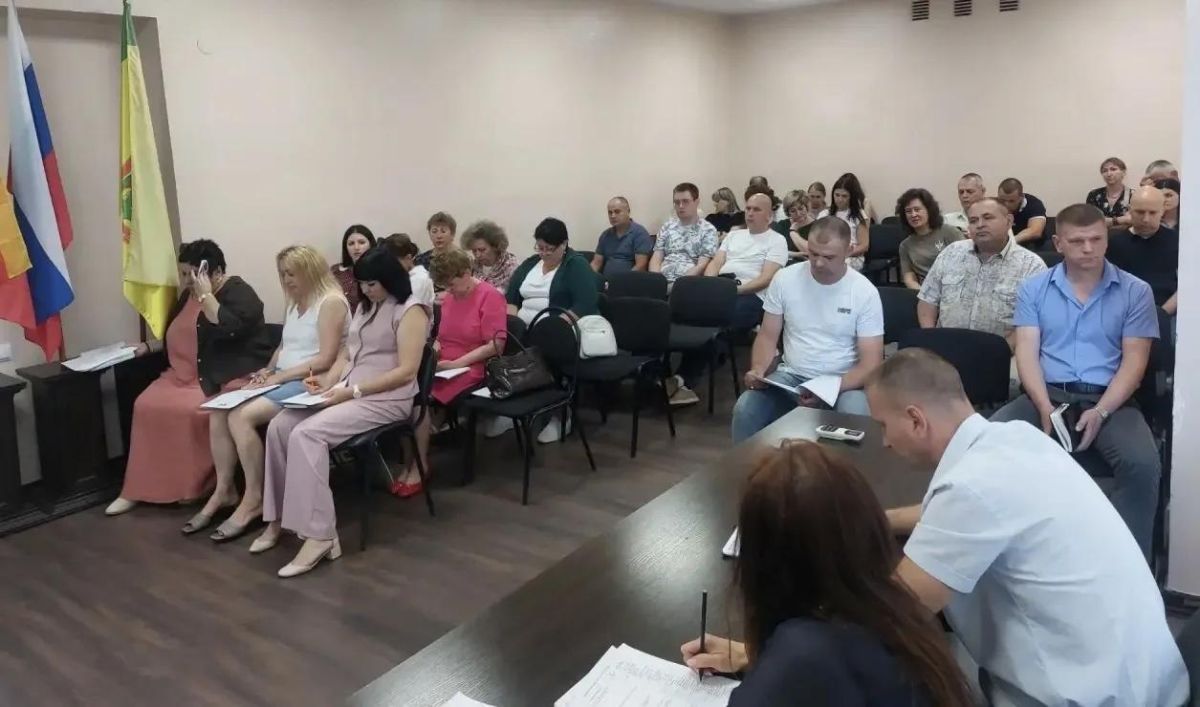 Глава Токмакского муниципального округа, секретарь местного отделения партии «Единая Россия» Александр Калмыков провел очередное еженедельное оперативное совещание с руководителями структурных подразделений администрации и... Глава Токмакского муниципального округа, секретарь местного отделения партии «Единая Россия» Александр Калмыков провел очередное еженедельное оперативное совещание с руководителями структурных подразделений администрации и...
