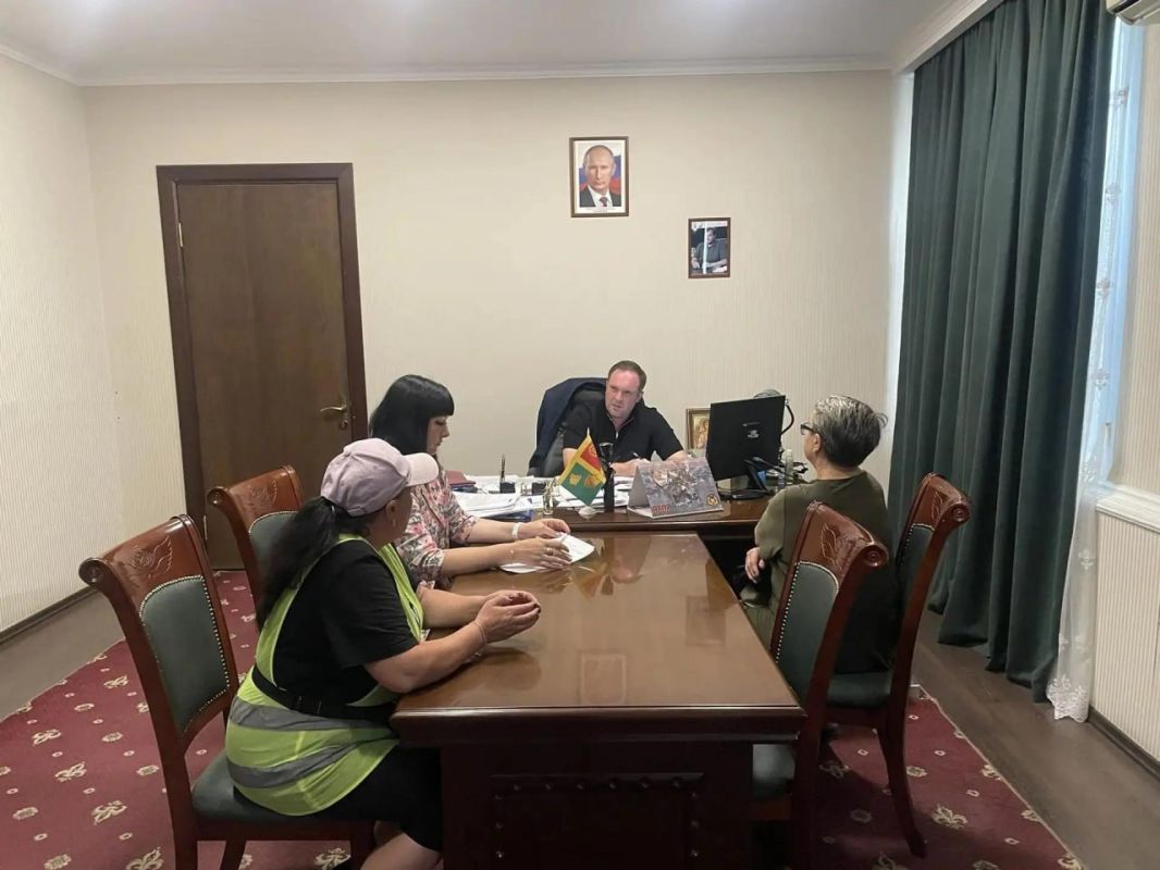Глава Токмакского муниципального округа, секретарь местного отделения партии «Единая Россия» Александр Калмыков провел личный прием граждан Глава Токмакского муниципального округа, секретарь местного отделения партии «Единая Россия» Александр Калмыков провел личный прием граждан