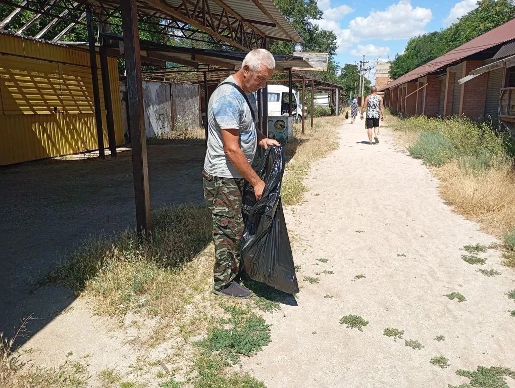 В Кирилловке продолжаются работы по поддержанию порядка в общественных местах В Кирилловке продолжаются работы по поддержанию порядка в общественных местах