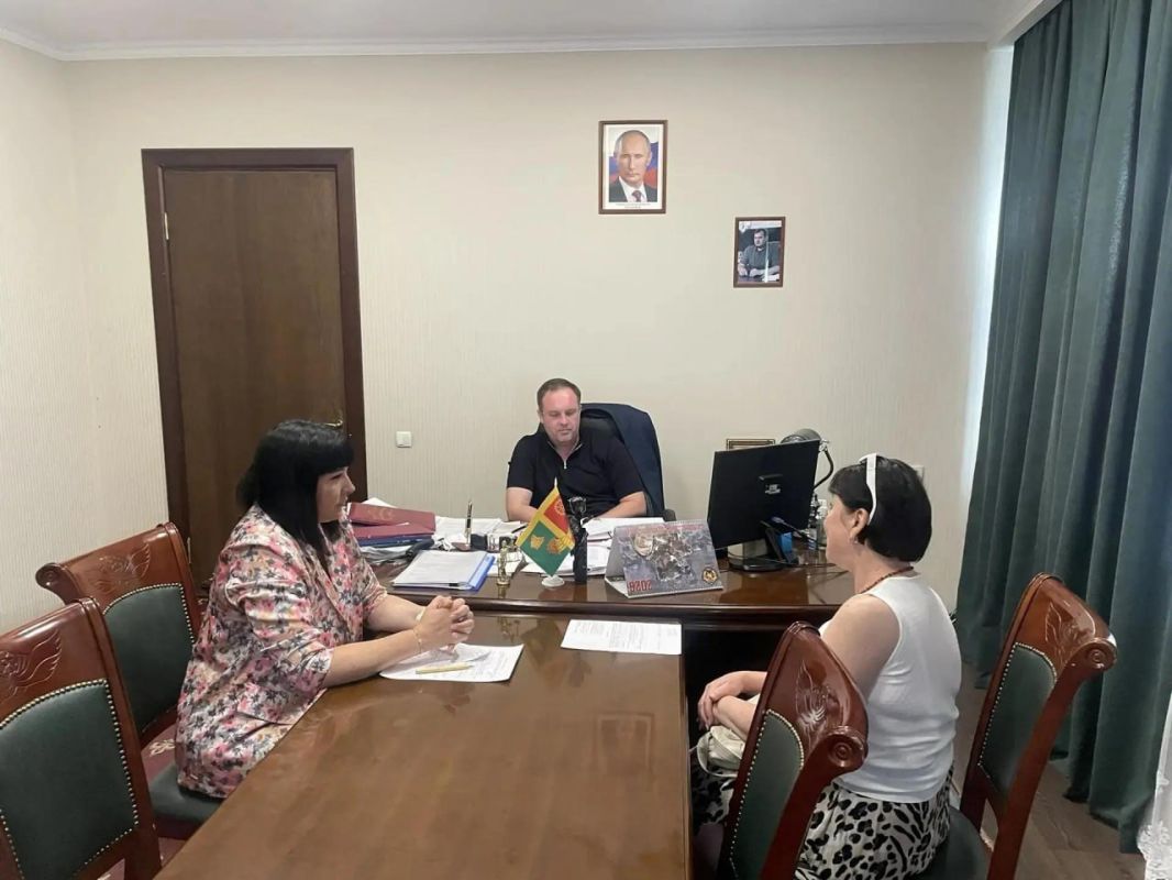 Глава Токмакского муниципального округа, секретарь местного отделения партии «Единая Россия» Александр Калмыков провел личный прием граждан Глава Токмакского муниципального округа, секретарь местного отделения партии «Единая Россия» Александр Калмыков провел личный прием граждан
