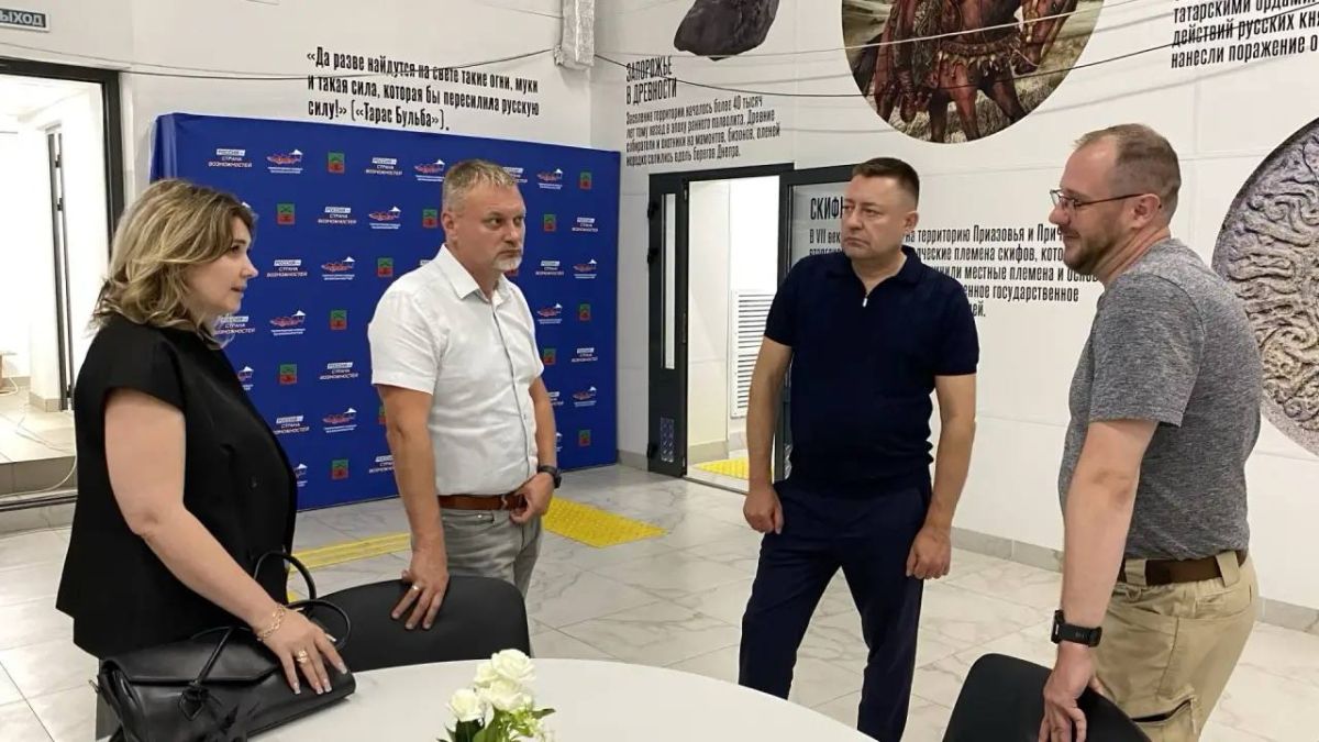Вместе с советником Губернатора Запорожской области Игорем Ткаченко посетил с рабочим визитом Мультимедийный исторический парк «Россия — Моя история» в Мелитополе Вместе с советником Губернатора Запорожской области Игорем Ткаченко посетил с рабочим визитом Мультимедийный исторический парк «Россия — Моя история» в Мелитополе