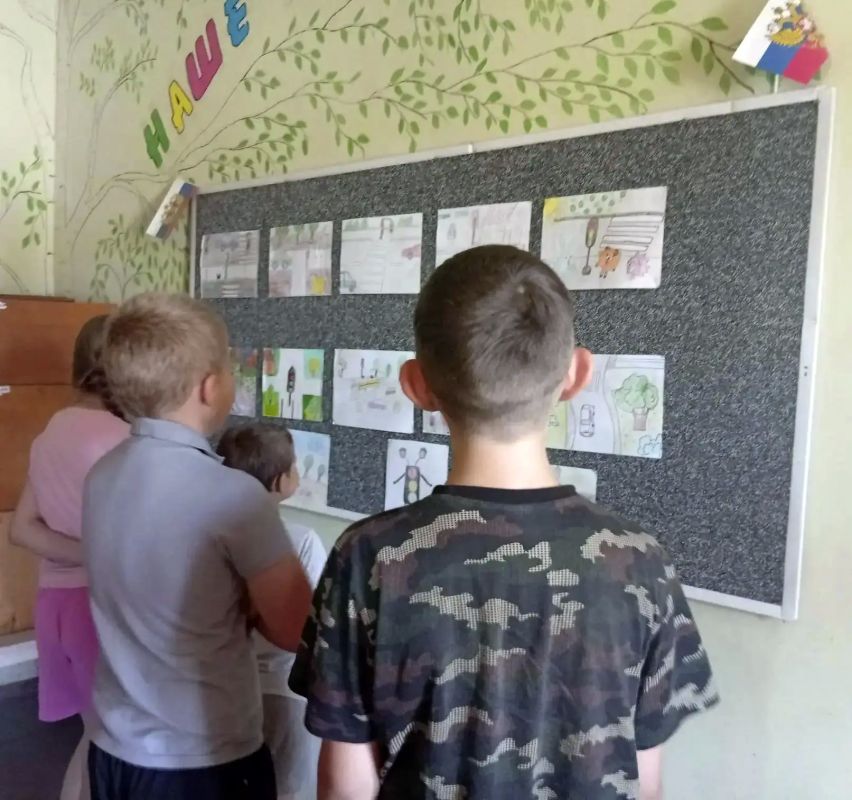 Марьяновская библиотека отметила Международный день светофора Марьяновская библиотека отметила Международный день светофора