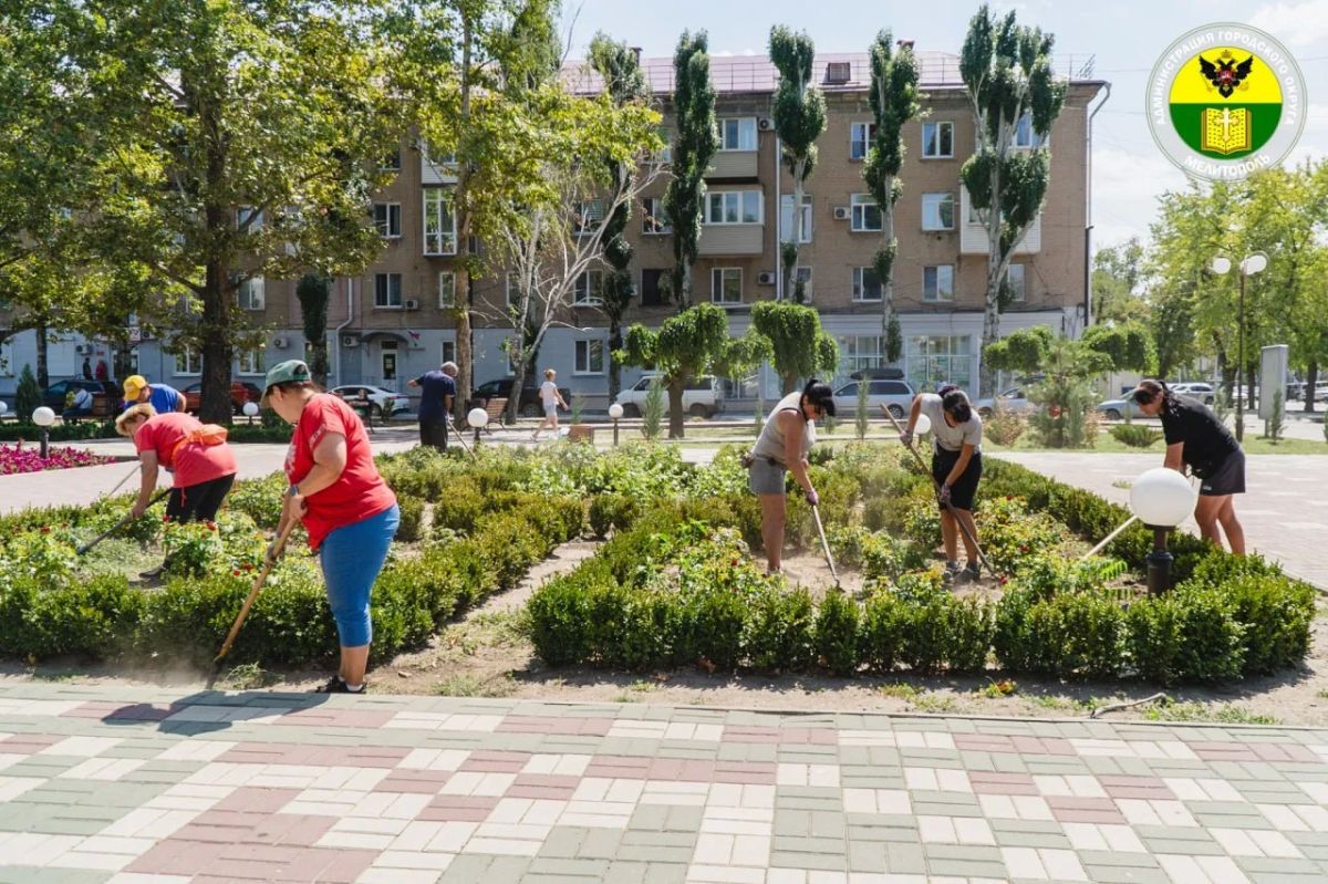 Ежедневно сотрудники коммунальных служб проводят работы по уходу за зелёными насаждениями и поддержанию чистоты на общественных территориях Ежедневно сотрудники коммунальных служб проводят работы по уходу за зелёными насаждениями и поддержанию чистоты на общественных территориях
