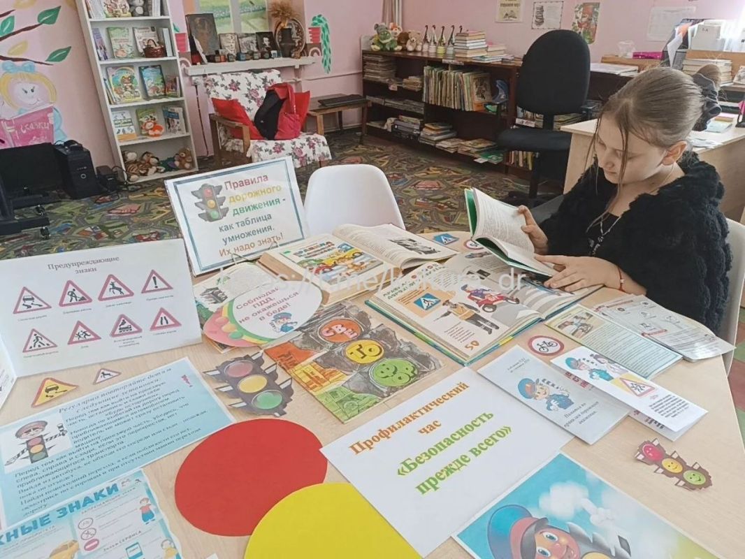 Сегодня в библиотеке ДК "Горняк" прошел профилактический час "Безопасность прежде всего", приуроченный к Международному дню светофора