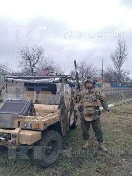 Боец из Якутии с 200 кг боеприпасов прорвался на «буханке» через горящее поле и спас сослуживцев, уничтожив дрон одним выстрелом