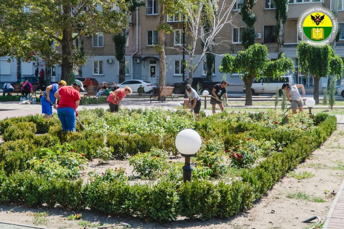 Ежедневно сотрудники коммунальных служб проводят работы по уходу за зелёными насаждениями и поддержанию чистоты на общественных территориях