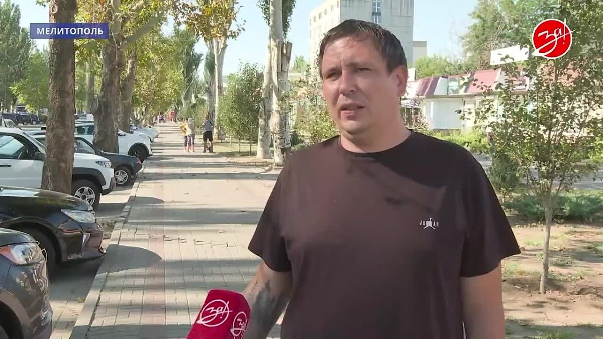 Современные светильники установили на улице 50-летия Победы в Мелитополе
