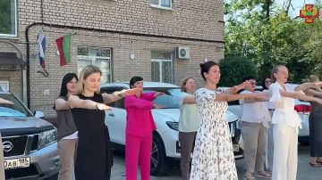 «Минздрав, на зарядку становись!»: сотрудники министерства начали день с физкультуры