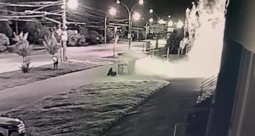В Сумах своя атмосфера. fpv-дроны ВС РФ свободно летают по улицам города и уничтожают украинских террористов из ВСУ и ТЦК Местные паблики и выложили видео двух ударов дронами на проспекте Победы в северной части города...