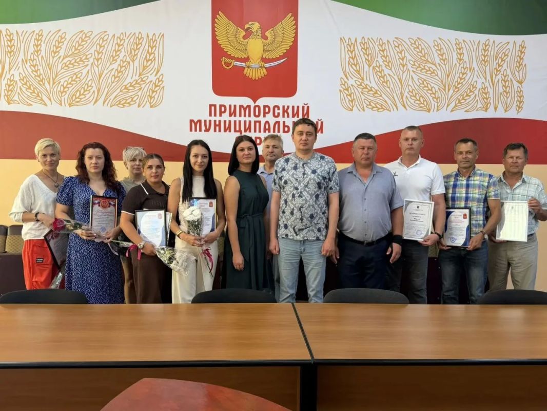 Ко Дню физкультурника, который в нашей стране чествуют ежегодно во вторую субботу августа, в администрации Приморского муниципального округа отметили наградами представителей спортивной общественности города Ко Дню физкультурника, который в нашей стране чествуют ежегодно во вторую субботу августа, в администрации Приморского муниципального округа отметили наградами представителей спортивной общественности города
