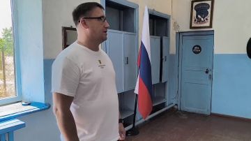 В преддверии Всероссийского дня физкультурника глава Акимовского муниципального округа, секретарь местного отделения партии Единая Россия Александр Трудоношин наградил тренерский состав спортивной школы «Колос»