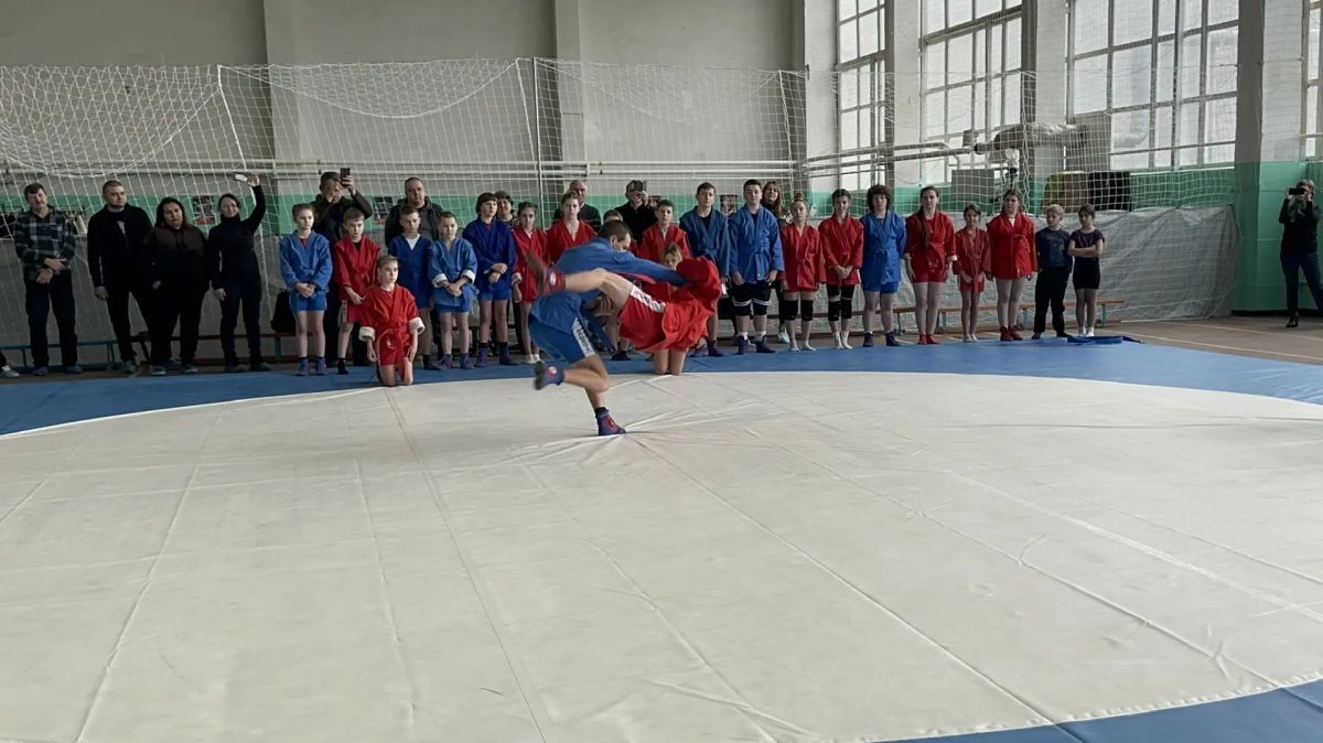 Сегодня в нашей стране День физкультурника! Этот праздник объединяет всех, кто любит спорт: от профессиональных спортсменов и тренеров до любителей и болельщиков Сегодня в нашей стране День физкультурника! Этот праздник объединяет всех, кто любит спорт: от профессиональных спортсменов и тренеров до любителей и болельщиков