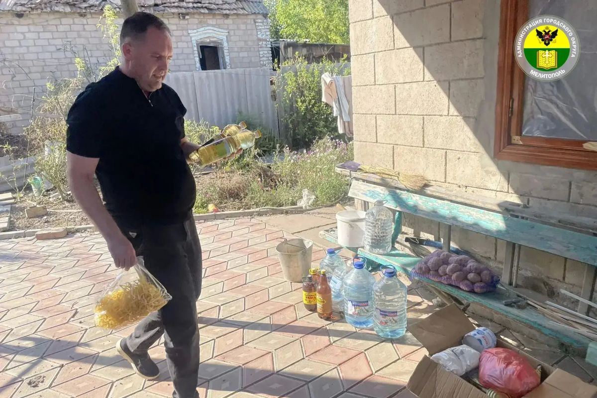 Предприниматели рынков Мелитополя передали гуманитарную помощь в Токмак Предприниматели рынков Мелитополя передали гуманитарную помощь в Токмак