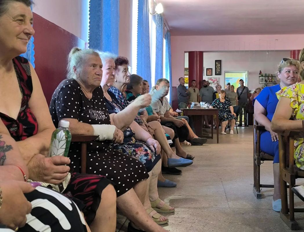Провел рабочую встречу с жителями сел Атманай, Соленое и Новое Провел рабочую встречу с жителями сел Атманай, Соленое и Новое