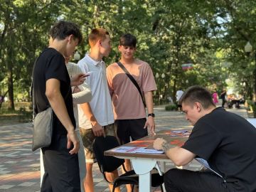 Как проходят будни в парке Горького: молодёжь дарит местным жителям хорошее настроение