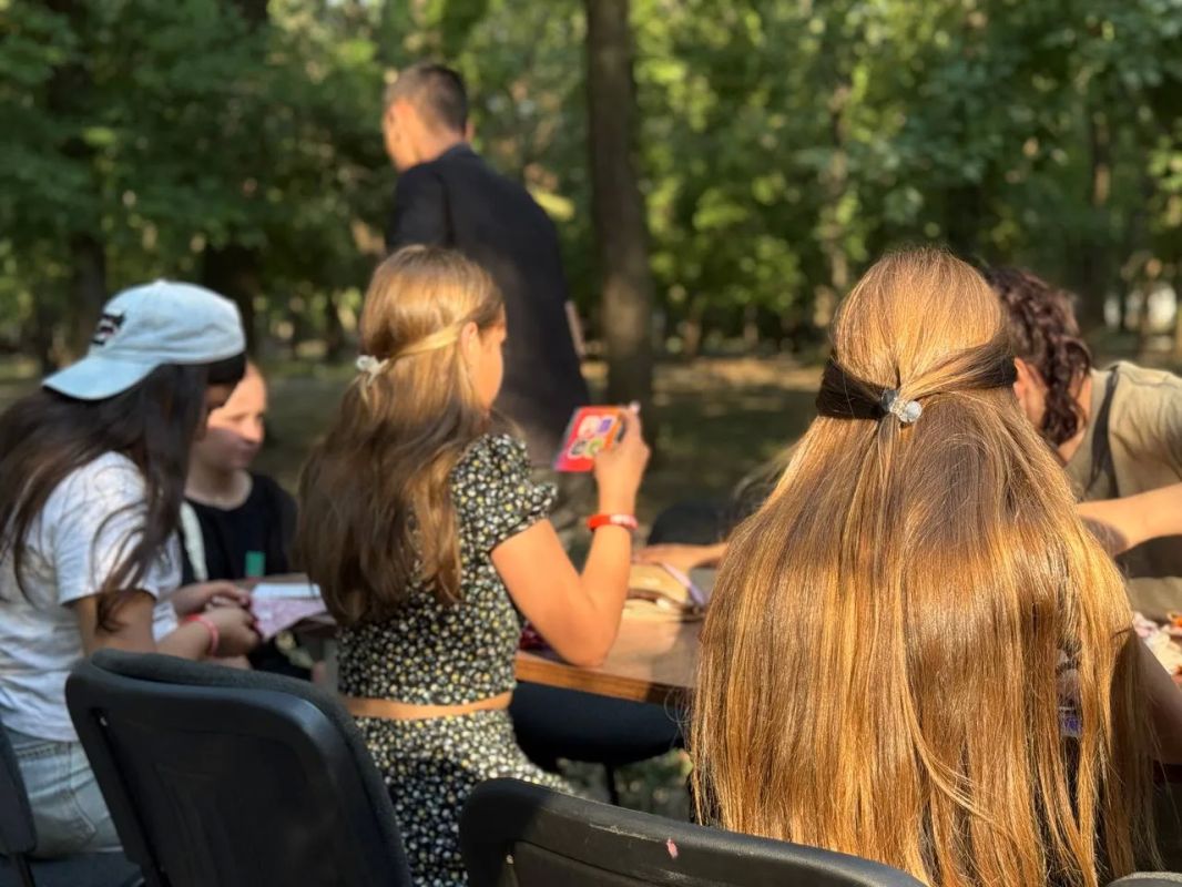 Как проходят будни в парке Горького: молодёжь дарит местным жителям хорошее настроение Как проходят будни в парке Горького: молодёжь дарит местным жителям хорошее настроение
