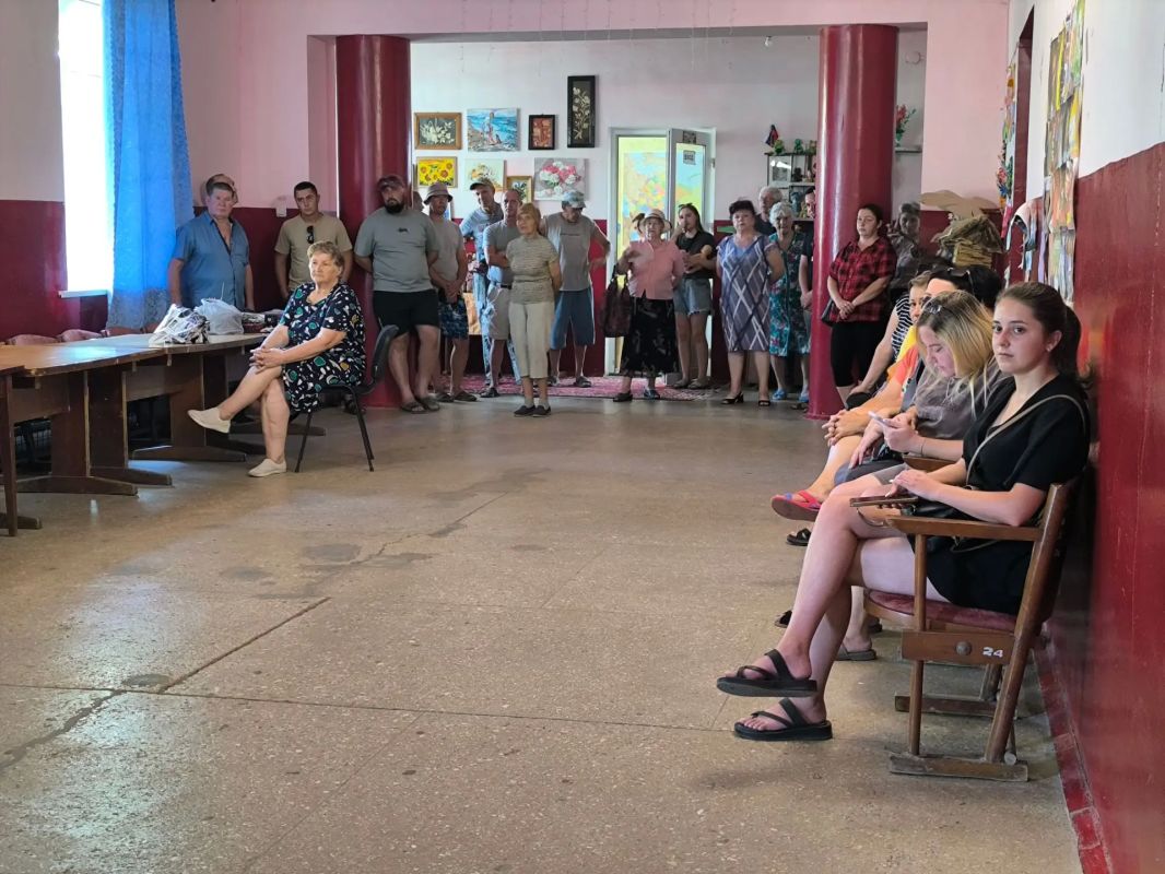 Провел рабочую встречу с жителями сел Атманай, Соленое и Новое Провел рабочую встречу с жителями сел Атманай, Соленое и Новое