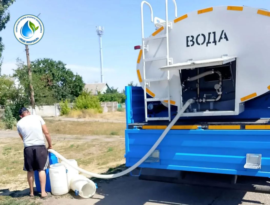 В условиях непрекращающихся атак со стороны вооруженных формирований Украины и вызванных ими аварийных отключений электроэнергии, ГУП ЗО «Вода Запорожья» продолжает подвоз воды жителям села Тракторное Михайловского...