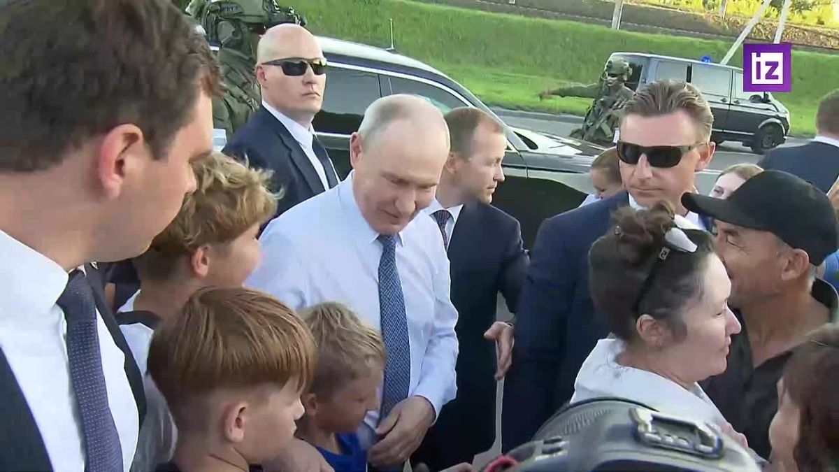 Владимир Путин остановил свой кортеж, чтобы пообщаться с жителями Новосибирска