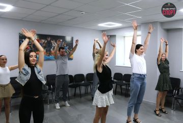 Сотрудники Управления культуры, спорта и молодежной политики Администрации городского округа Мелитополь с радостью присоединились к производственной гимнастике!
