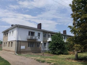 Строители из Дагестана завершили обновление кровли многоквартирных домов на улице Ленина в пгт Михайловка