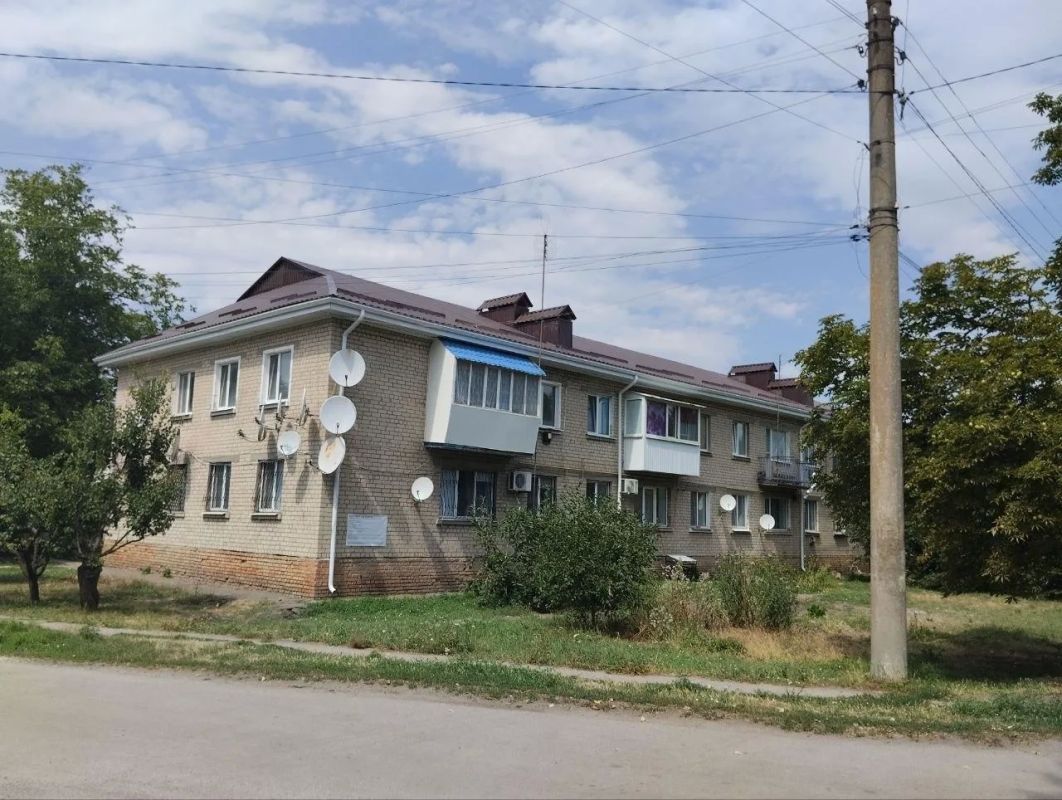 Строители из Дагестана завершили обновление кровли многоквартирных домов на улице Ленина в пгт Михайловка Строители из Дагестана завершили обновление кровли многоквартирных домов на улице Ленина в пгт Михайловка