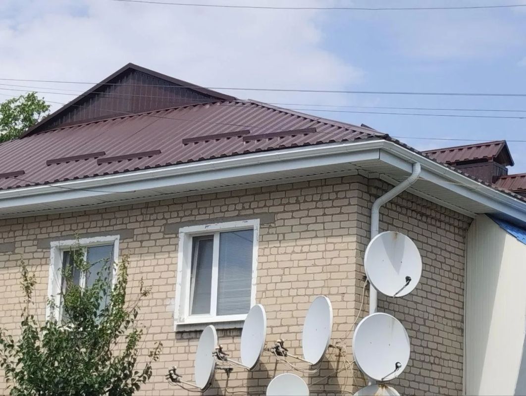 Строители из Дагестана завершили обновление кровли многоквартирных домов на улице Ленина в пгт Михайловка Строители из Дагестана завершили обновление кровли многоквартирных домов на улице Ленина в пгт Михайловка