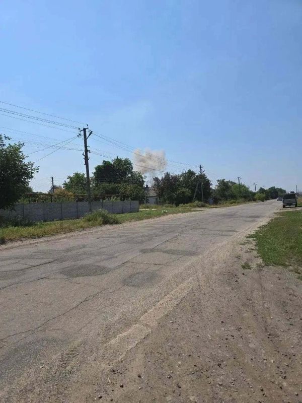 Грузовой терминал "Новой почты" в запорожском Вольнянске загорелся после после удара дрона "Герань-4" Грузовой терминал "Новой почты" в запорожском Вольнянске загорелся после после удара дрона "Герань-4"