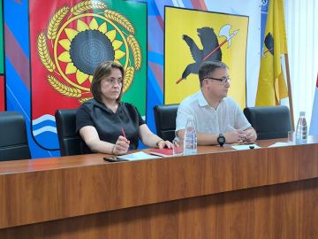Глава Акимовского муниципального округа Александр Трудоношин провёл открытое расширенное совещание с аппаратом администрации, представителями шеф-региона, Советом депутатов, руководителями служб и ведомств