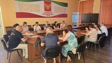 Во вторник, 11 августа, в малом зале администрации Приморского муниципального округа состоялось очередное заседание комиссии по делам несовершеннолетних и защите их прав