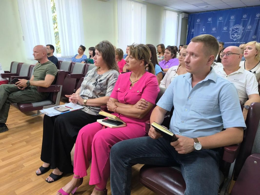 Глава Акимовского муниципального округа Александр Трудоношин провёл открытое расширенное совещание с аппаратом администрации, представителями шеф-региона, Советом депутатов, руководителями служб и ведомств Глава Акимовского муниципального округа Александр Трудоношин провёл открытое расширенное совещание с аппаратом администрации, представителями шеф-региона, Советом депутатов, руководителями служб и ведомств