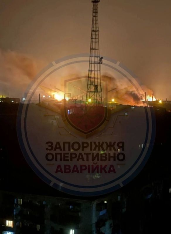 Пожары в Запорожье после ракетно-бомбовых ударов Пожары в Запорожье после ракетно-бомбовых ударов