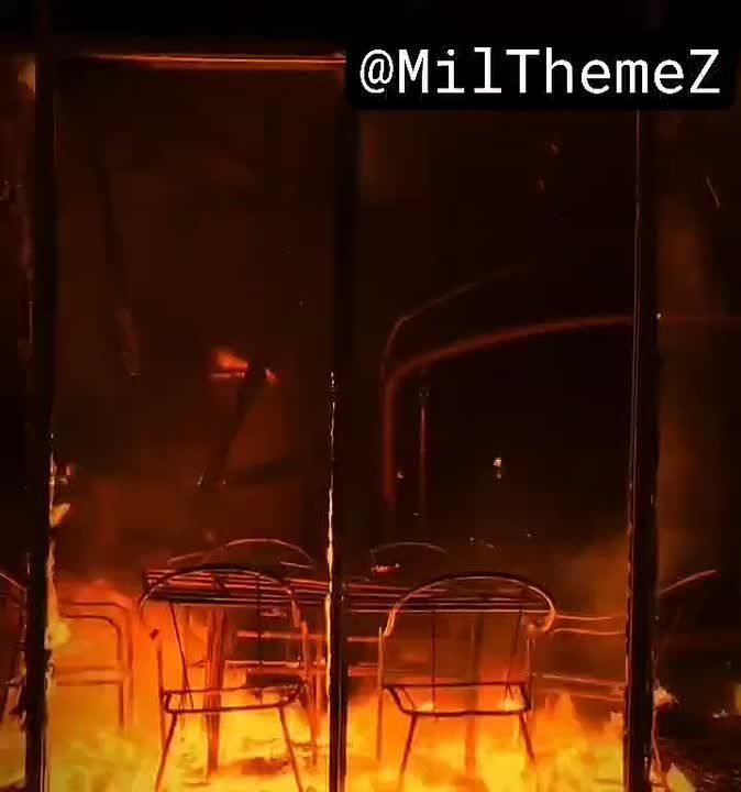 Ещё видео сгоревшего ТЦ в Запорожье