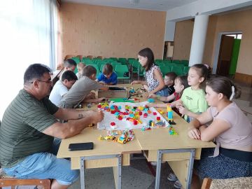 Летние каникулы продолжаются! И, несмотря на временные трудности в регионе, сотрудники учреждений культуры Приморского муниципалитета делают все для того, чтобы подарить детворе познавательно-развлекательный отдых