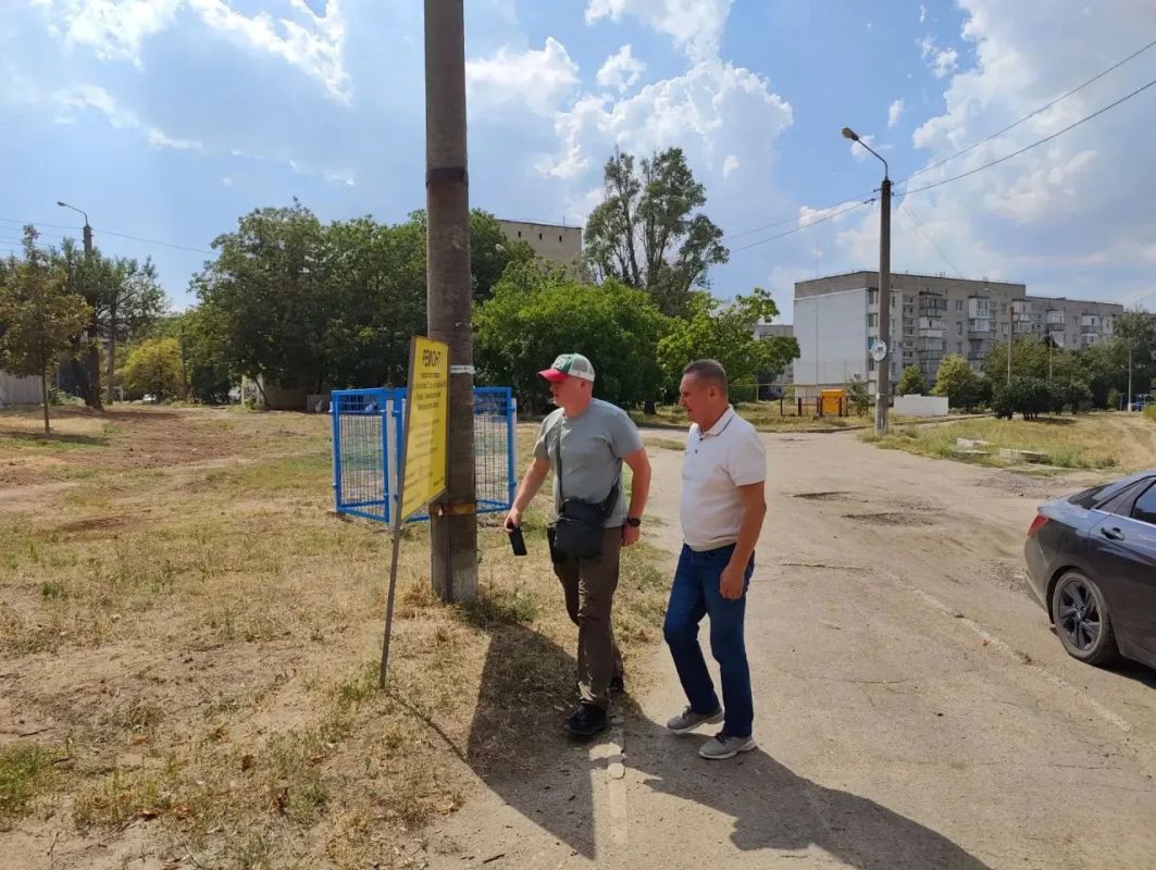 Провел рабочую встречу с представителями контрольной группы Минстроя России Провел рабочую встречу с представителями контрольной группы Минстроя России