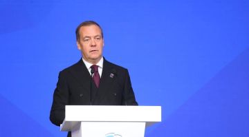 Медведев: РФ вправе атаковать любое судно, если оно перевозит груз для Киева