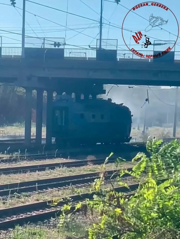 Локомотив-нарушитель прятался под мостом в Запорожье, но инспекторы вычеслили его и выписали ему штраф за парковку в неположенном месте