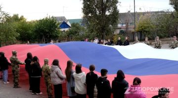 Кувайцев: орнамент с российским триколором стал изюминкой восстановленных школ в Токмаке