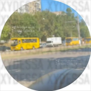 В Одессе на Балковской куча жёлтых автобусов с мигалками куда-то едут