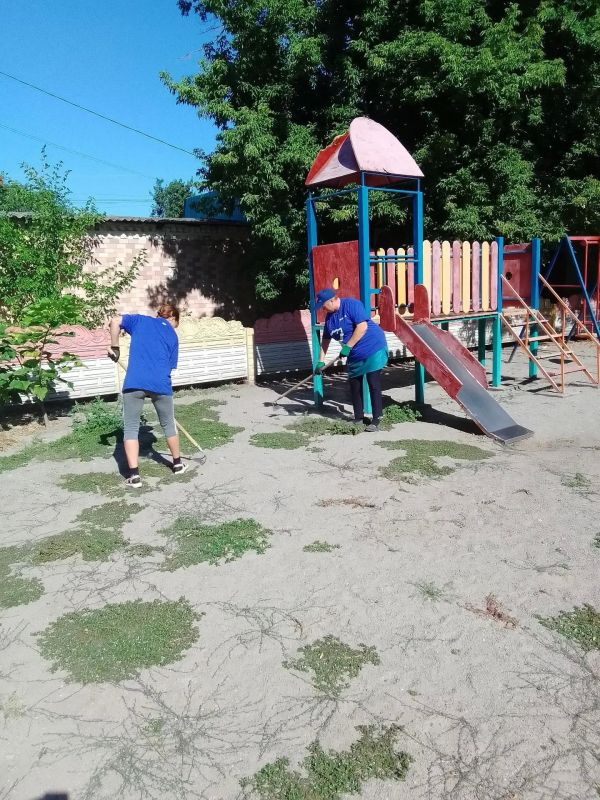 В селе Тимошевка члены партии Единая Россия провели уборку детской площадки В селе Тимошевка члены партии Единая Россия провели уборку детской площадки