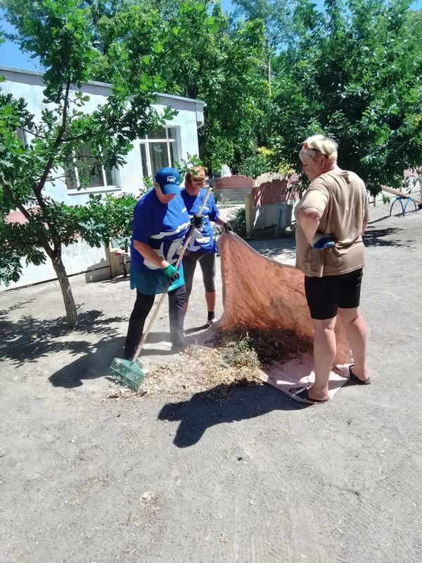 В селе Тимошевка члены партии Единая Россия провели уборку детской площадки В селе Тимошевка члены партии Единая Россия провели уборку детской площадки