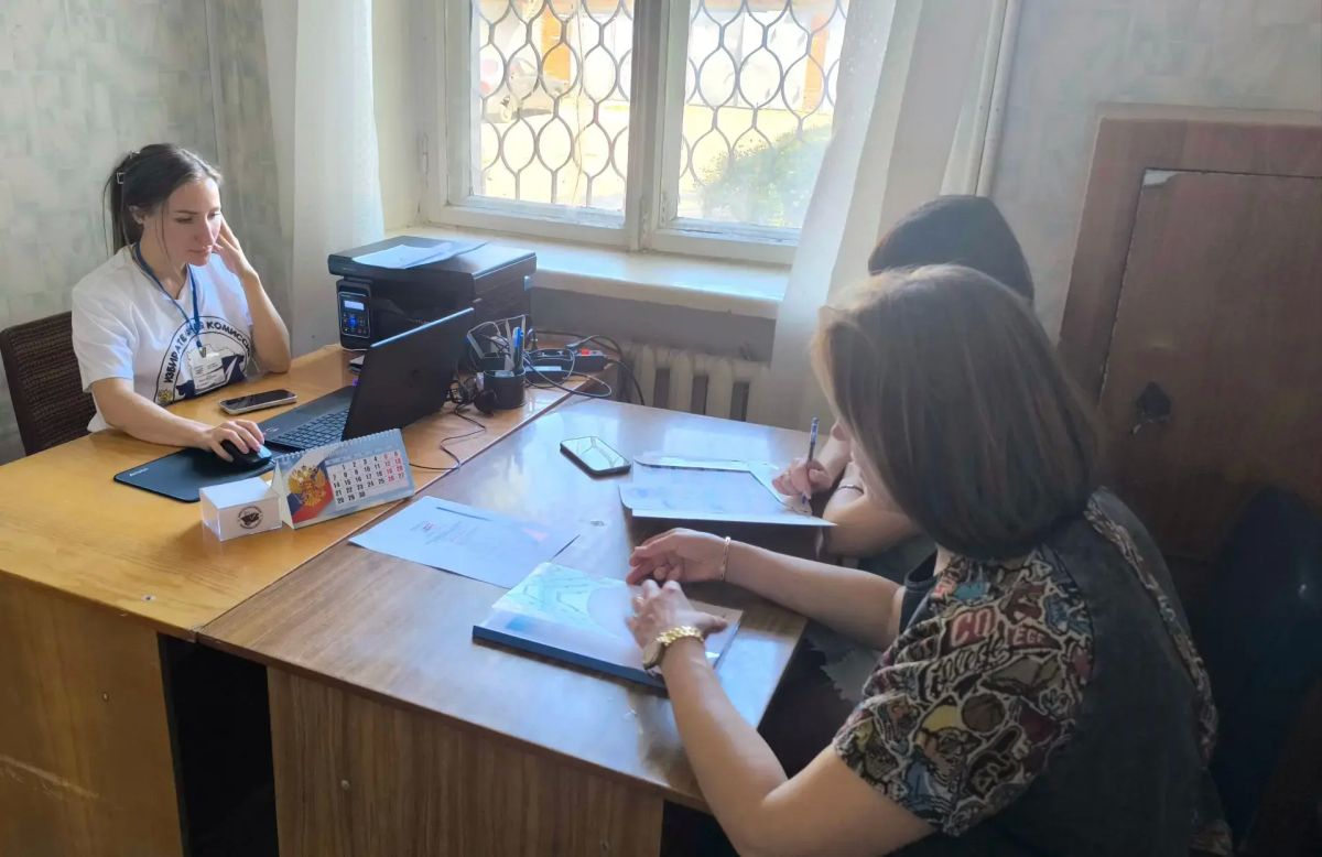 «Сначала сами разберёмся — потом расскажем»: депутаты в пункте приёма заявлений