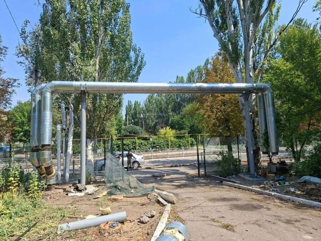 На участке теплотрассы в Токмаке пензенцы монтируют устройства для предотвращения деформации сетей На участке теплотрассы в Токмаке пензенцы монтируют устройства для предотвращения деформации сетей