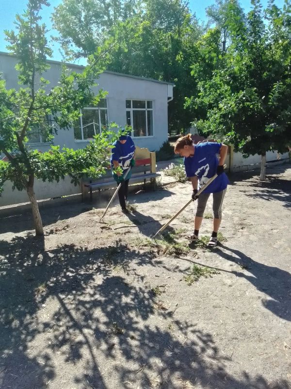 В селе Тимошевка члены партии Единая Россия провели уборку детской площадки В селе Тимошевка члены партии Единая Россия провели уборку детской площадки