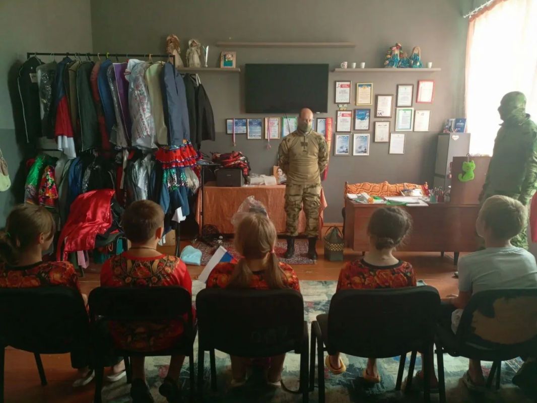 В Старопетровском ДК прошёл инструктаж от представителей разведывательной бригады В Старопетровском ДК прошёл инструктаж от представителей разведывательной бригады