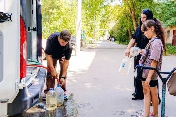 Волонтеры и предприниматели развозят питьевую воду в Запорожской области