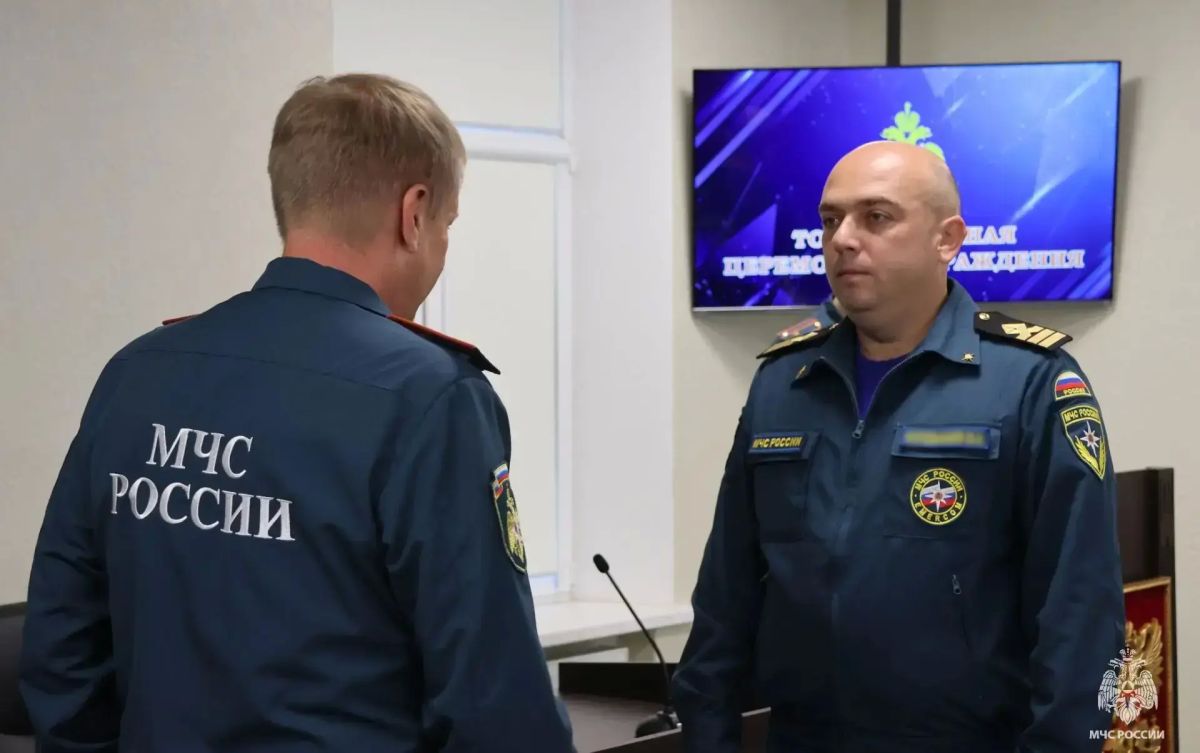 Заместитель Министра МЧС России Алексей Кострубицкий вручил награды отличившимся сотрудникам Заместитель Министра МЧС России Алексей Кострубицкий вручил награды отличившимся сотрудникам