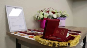 Заместитель Министра МЧС России Алексей Кострубицкий вручил награды отличившимся сотрудникам