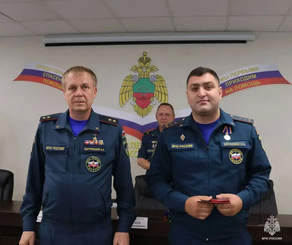 Заместитель Министра МЧС России Алексей Кострубицкий вручил награды отличившимся сотрудникам Заместитель Министра МЧС России Алексей Кострубицкий вручил награды отличившимся сотрудникам